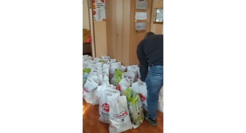 Paczki żywnościowe dla stu łowickich seniorów