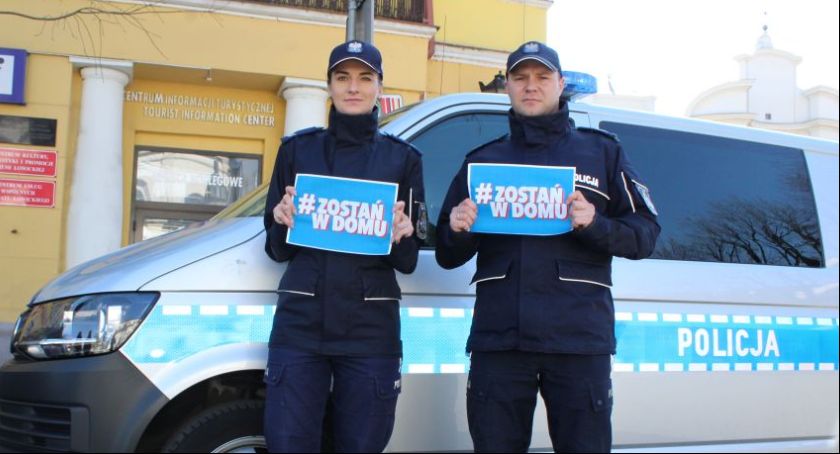 Łowiccy policjanci apelują #Zostań w domu (FOTO i VIDEO)