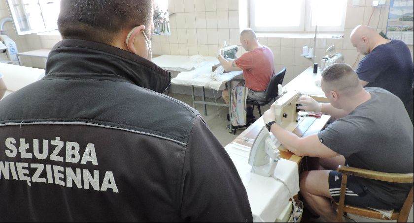 Łowicka Służba Więzienna i osadzeni włączają się do szycia maseczek ochronnych