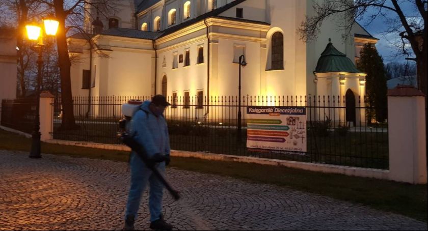 Łowicz. Rozpoczęła się dezynfekcja miasta (FOTO i VIDEO)