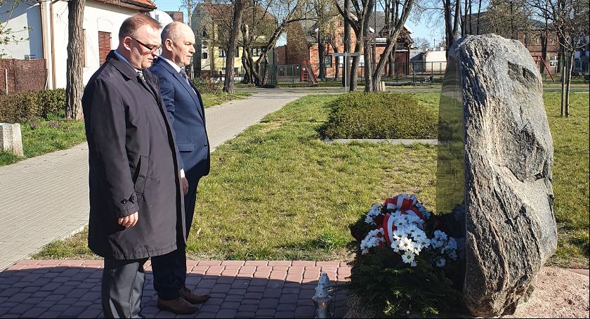 10. rocznica katastrofy smoleńskiej. Władze powiatu złożyły kwiaty przy pomniku na Skwerze Ofiar Katastrofy Smoleńskiej