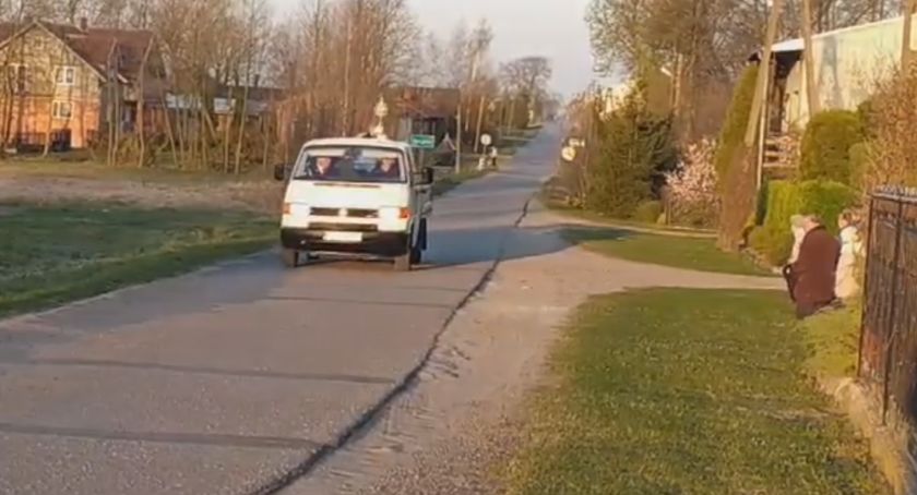 Wielkanoc 2020 w Łowickiem. Spontaniczne akcje księży
