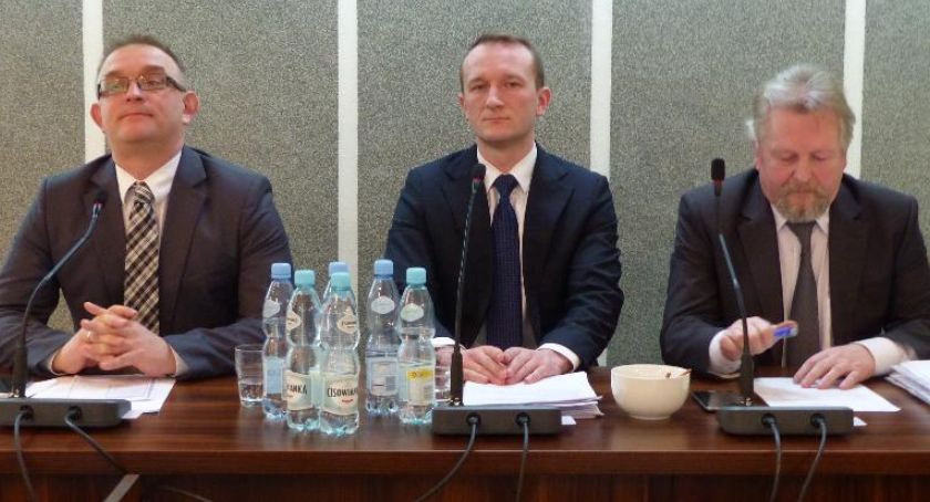 Władze powiatu łowickiego przyznały stypendia i nagrody dla sportowców i trenerów