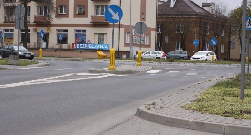 Niepożądany „próg zwalniający” w Łowiczu. Kierowca skarży się na nierówności przed rondem
