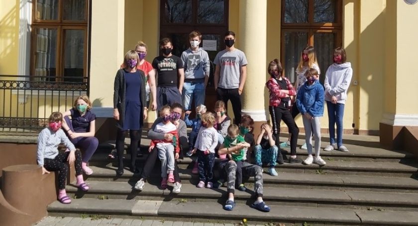 „Dziesiątacy” przekazali maseczki dla podopiecznych Domu Dziecka w Strobowie