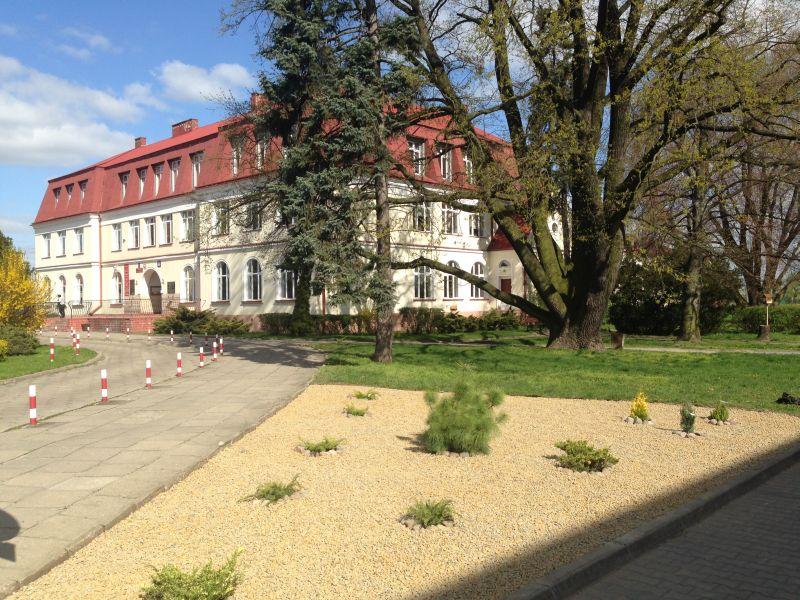 Młodzież z Blichu upiększa otoczenie przed szkołą