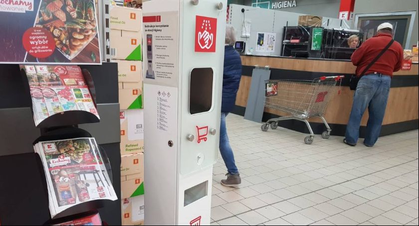 Stacje dezynfekujące. Jak łowickie markety dbają o swojego klienta