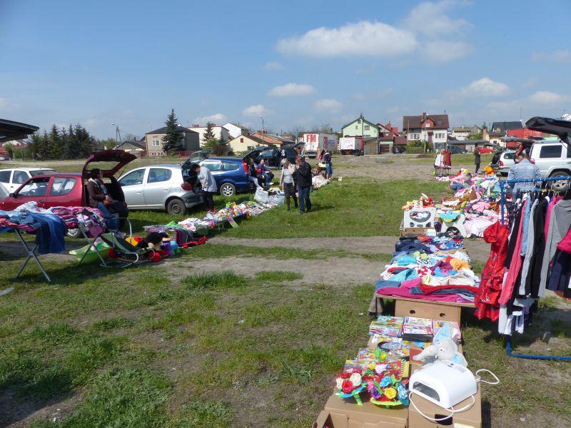 Wyprzedaż garażowa w słonecznej aurze