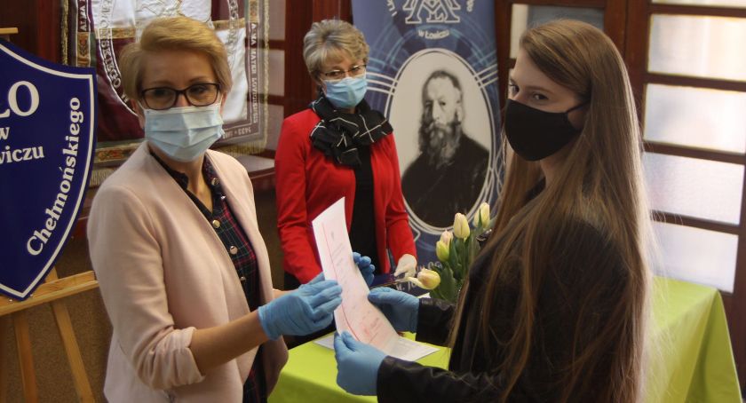 Maturzyści I LO w Łowiczu odbierają świadectwa ukończenia szkoły