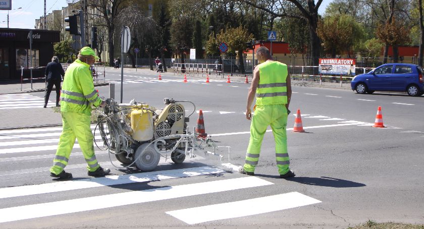 Malują zebry w Łowiczu. Uwaga na utrudnienia