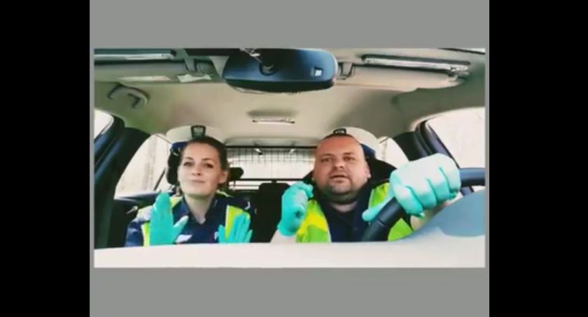 Policjanci zarażają optymizmem w czasie epidemii. Tańczą pod blokiem, śpiewają w radiowozie (VIDEO)