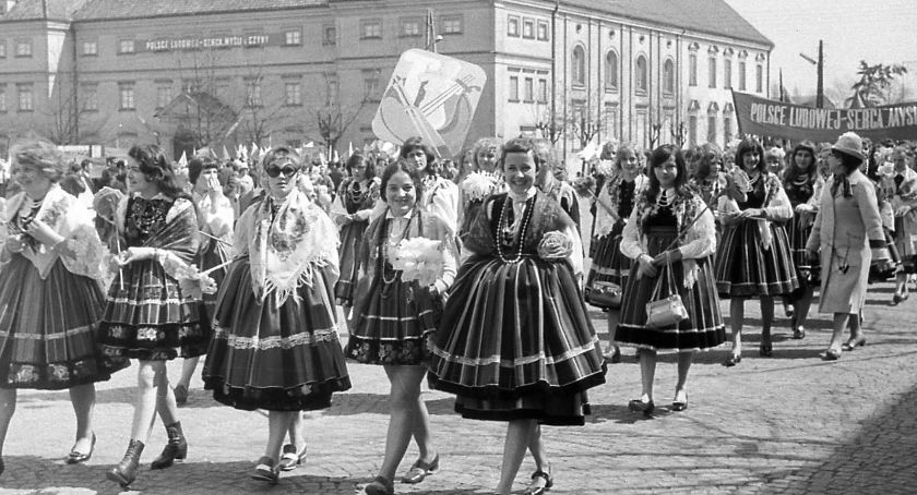 Pochód pierwszomajowy w Łowiczu. Zobacz archiwalne zdjęcia