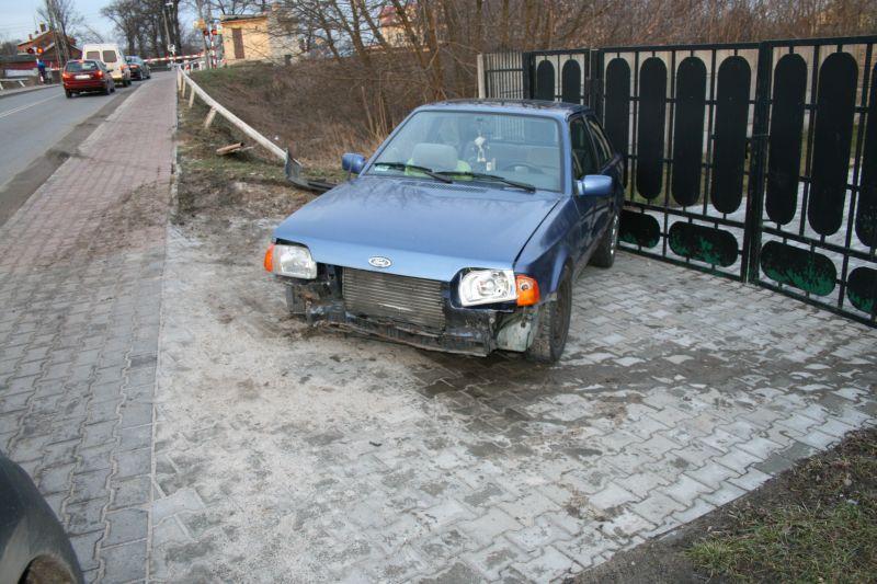 Uderzył w barierki i uciekł