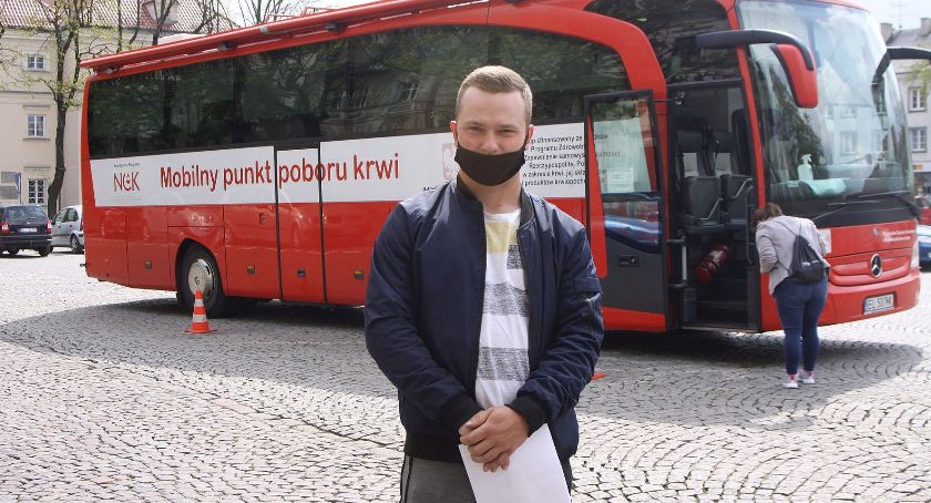 Na Starym Rynku zaparkował krwiobus. W regionie brakuje krwi