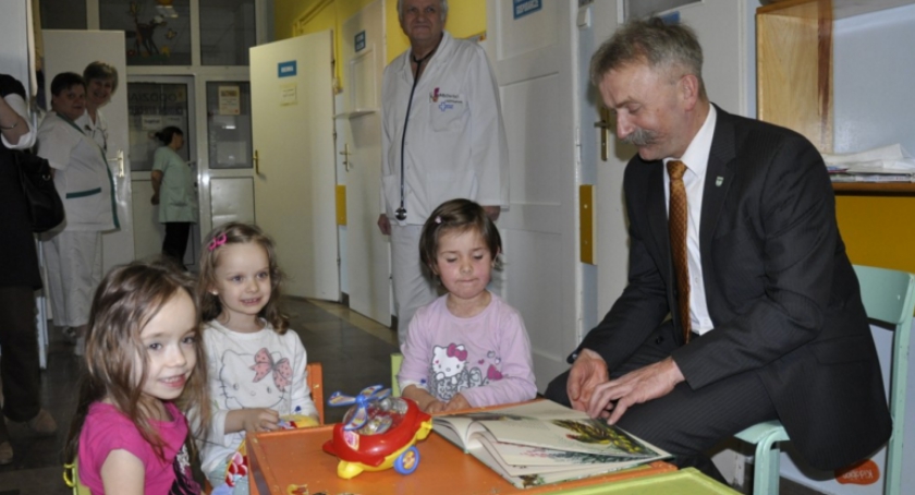 Akcja „Czytam na zdrowie” - burmistrz Łowicza w łowickim szpitalu