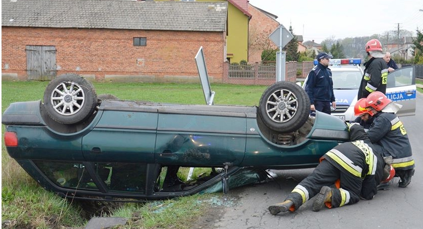 Pijany kierowca dachował autem i uciekł z miejsca wypadku 