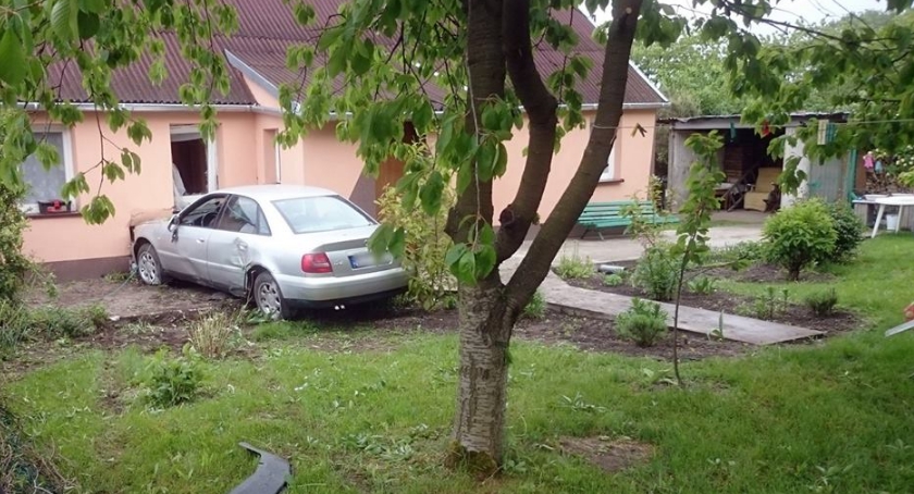 Kierowca Audi w zderzeniu z budynkiem mieszkalnym