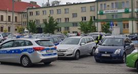 Niecodzienna kolizja na parkingu os. Dąbrowskiego. Auto stoczyło się i wjechało na drugi samochód