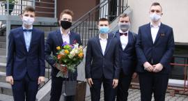 Matura 2020 w Łowiczu. Maturzyści piszą egzamin z języka polskiego w czasie epidemii (ZDJĘCIA)