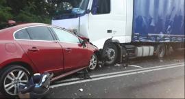 W Głownie Volvo zderzyło się z ciężarówką, dwie osoby nie żyją (FOTO)