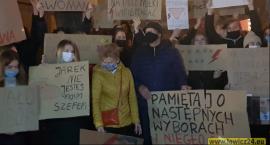 Protestujemy aż do skutku, póki nie będą spełnione nasze postulaty! Kolejny protest kobiet przeszedł ulicami Łowicza (FOTO i VIDEO)