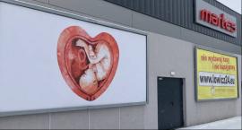 Łowicz. Co oznaczają billboardy z grafiką dziecka w serduszku 