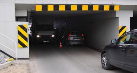 Łowicz. Auto utknęło w tunelu. Utrudnienia w ruchu na ul. Arkadyjskiej (ZDJĘCIA) - AKTUALIZACJA
