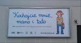 Czy plakaty -Kochajcie mnie, mamo i tato- są odpowiedzią na kampanię fundacji z Kornic?