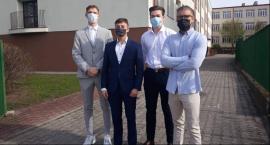 Matura 2021 w Łowiczu rozpoczęta! Maturzyści piszą egzamin z języka polskiego (ZDJĘCIA)