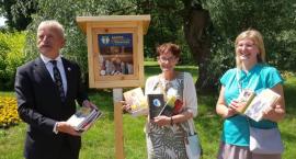 Biblioteczki Plenerowe stanęły w łowickich parkach (Foto i Video)