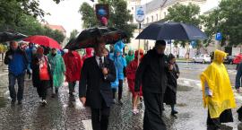 Mimo opadów deszczu ruszyła 26. Łowicka Piesza Pielgrzymka na Jasną Górę (Foto, Video)