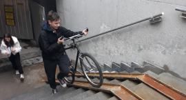 Rowerzyści krytycznie o przejściu podziemnym przy stacji Łowicz Główny. „Prowizorka”