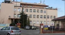 Powiatowe stypendia skusiły trójkę studentów medycyny, którzy będą pracować w łowickim szpitalu