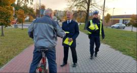 Burmistrz Łowicza wraz z policjantami rozdawali kamizelki odblaskowe