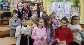 Włodarz Łowicza świętym Mikołajem w Szkole Podstawowej nr 2 (foto, film)