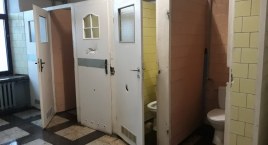 Podróżny z Poznania o toalecie na dworcu w Łowiczu. „Takiego obrzydlistwa nie widziałem jak żyję” (foto, film)