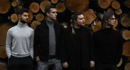 Chodzili razem do liceum w Łowiczu, założyli zespół. Nagrali cover utworu „Początek” (film)