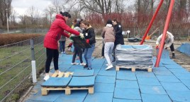 Łowicz. Uchodźcy z Ukrainy pracują na placu zabaw na Błoniach (foto, film)