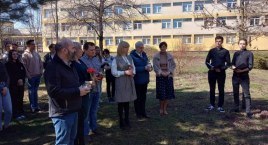 Uczniowie II LO i przedstawiciele ZSiPOWŁ w Łowiczu złożyli hołd pomordowanym w Katyniu (foto)