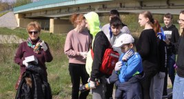 Operacja Czysta Rzeka w Łowiczu. Uczniowie z Popowa sprzątali tereny nad Bzurą (foto, film)