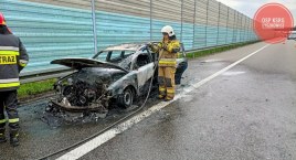 Pożar auta osobowego na autostradzie A2 pod Łowiczem (foto)