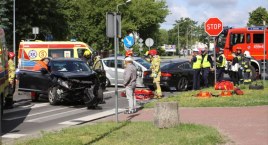 Łowicz. Zderzenie trzech pojazdów na skrzyżowaniu ulic Ułańska i Starościńska! Są poszkodowani! (foto,film)