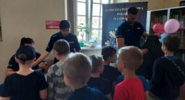 Łowiccy policjanci włączyli się w akcję edukacyjno-czytelniczą (foto)