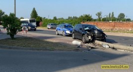Łowicz. Zasłabła za kierownicą i uderzyła w latarnię