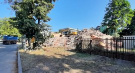W centrum Łowicza powstaną nowe mieszkania. Trwa wyburzanie kamienicy (foto)