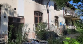 Łowicz. Pożar pustostanu na terenie dawnej rampy kolejowej (foto)