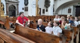 Wakacje z biblioteką. Dzieci zwiedziły bazylikę katedralną w Łowiczu (foto)