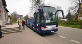 Łowicz. Pasażerowie skazani na komunikację zastępczą skarżą się na niekomfortowe warunki jazdy 