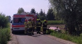 Wypadek pod Łowiczem. Auto zatrzymało się w rowie