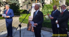 Narodowe Czytanie na dziedzińcu Muzeum w Łowiczu (foto, film)